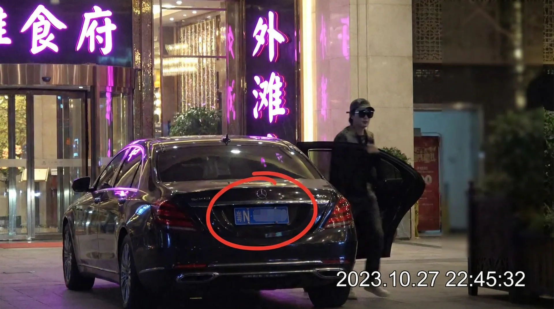 吃瓜爆料 - 今日吃瓜与热门爆料内容推荐 - 豪车餐厅外偷拍